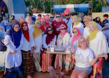 Bupati Andi Ina Tampil di Attayang Sunset Makassar, Budaya Barru Pukau Pengunjung Losari