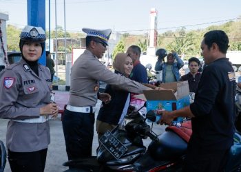 Humanis, Satlantas Polres Barru Bagikan Makanan Ringan kepada Pengendara yang Antre BBM