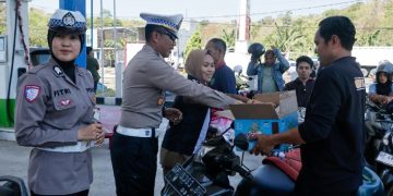 Humanis, Satlantas Polres Barru Bagikan Makanan Ringan kepada Pengendara yang Antre BBM