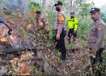 Polsek Barru Bersama TNI dan Warga Padamkan Kebakaran Lahan Perkebunan Seluas 20 Hektare di Tompo
