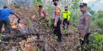 Polsek Barru Bersama TNI dan Warga Padamkan Kebakaran Lahan Perkebunan Seluas 20 Hektare di Tompo