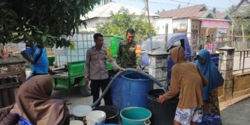 Kemarau Panjang, Polres Barru Bersama Pemdes Pao Pao Salurkan 9.000 Liter Air Bersih