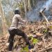 Bhabinkamtibmas dan Warga Padamkan Kebakaran Lahan Perkebunan di Lempang