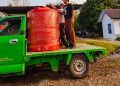Kemarau Berkepanjangan, Lurah Badaruddin Kembali Salurkan Air Bersih untuk Warga Sumpang Binangae