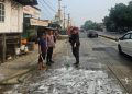 RESPONS CEPAT POLSEK BALUSU BERSAMA DAMKAR DAN WARGA BERSIHKAN TUMPAHAN SOLAR DI JALAN POROS MAKASSAR–PAREPARE