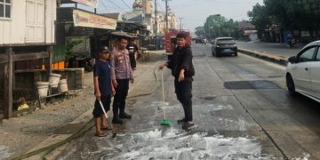 RESPONS CEPAT POLSEK BALUSU BERSAMA DAMKAR DAN WARGA BERSIHKAN TUMPAHAN SOLAR DI JALAN POROS MAKASSAR–PAREPARE