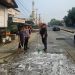 RESPONS CEPAT POLSEK BALUSU BERSAMA DAMKAR DAN WARGA BERSIHKAN TUMPAHAN SOLAR DI JALAN POROS MAKASSAR–PAREPARE