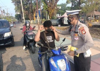 Peduli Kesehatan Warga, Sat Lantas Polres Barru Turun ke Jalan Bagikan Masker