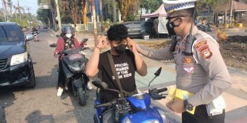 Peduli Kesehatan Warga, Sat Lantas Polres Barru Turun ke Jalan Bagikan Masker