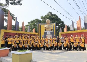 DUKUNG PROGRAM GREEN POLICING, KAPOLRES BARRU PIMPIN PERSONEL BERSIHKAN ALUN-ALUN COLLI PUJIE