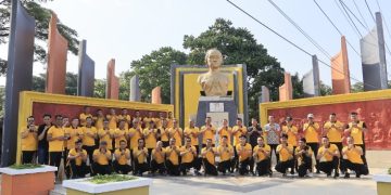 DUKUNG PROGRAM GREEN POLICING, KAPOLRES BARRU PIMPIN PERSONEL BERSIHKAN ALUN-ALUN COLLI PUJIE
