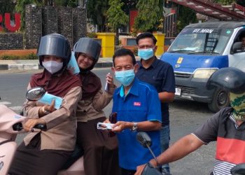 Antisipasi Dampak Asap, PWI Barru Bagikan Masker dan Imbau Warga Waspada