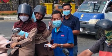 Antisipasi Dampak Asap, PWI Barru Bagikan Masker dan Imbau Warga Waspada