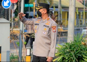 RESPONS CEPAT DAN PEDULI KESELAMATAN, KAPOLRES BARRU TURUN LANGSUNG ATUR LALU LINTAS PAGI HARI DAN BAGIKAN MASKER KEPADA PENGENDARA