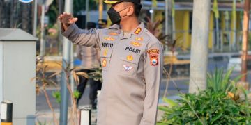 RESPONS CEPAT DAN PEDULI KESELAMATAN, KAPOLRES BARRU TURUN LANGSUNG ATUR LALU LINTAS PAGI HARI DAN BAGIKAN MASKER KEPADA PENGENDARA