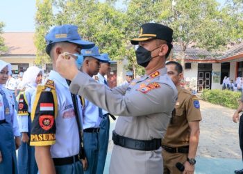Pimpin Upacara di SMKN 1 Barru, Kapolres Tekankan Bahaya Hoaks dan Narkoba