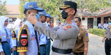 Pimpin Upacara di SMKN 1 Barru, Kapolres Tekankan Bahaya Hoaks dan Narkoba
