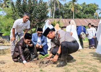 Peringati Hari Santri Nasional 2026, Kapolres Barru Tanam Pohon di Ponpes DDI Addary Takkalasi