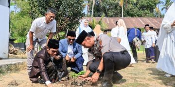 Peringati Hari Santri Nasional 2026, Kapolres Barru Tanam Pohon di Ponpes DDI Addary Takkalasi