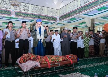 WUJUD KEPEDULIAN DAN EMPATI, KAPOLRES BARRU AKBP SURYO WIBOWO IKUT SALAT JENAZAH WARGA TAKKALASI