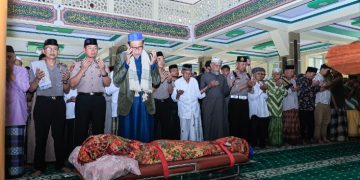 WUJUD KEPEDULIAN DAN EMPATI, KAPOLRES BARRU AKBP SURYO WIBOWO IKUT SALAT JENAZAH WARGA TAKKALASI