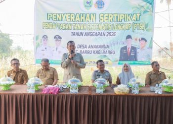Sekda Barru Serahkan Sertifikat Tanah PTSL 2026, Warga Anabanua Dapat Kepastian Hukum Kepemilikan Lahan