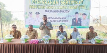 Sekda Barru Serahkan Sertifikat Tanah PTSL 2026, Warga Anabanua Dapat Kepastian Hukum Kepemilikan Lahan