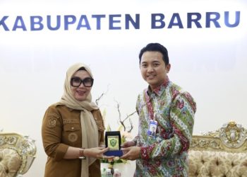 Bupati Barru Apresiasi Sinergi Pinca BRI Ardiansyah, Serahkan Plakat Kenangan Jelang Tugas Baru di Bone