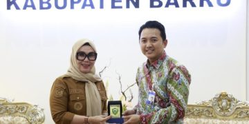Bupati Barru Apresiasi Sinergi Pinca BRI Ardiansyah, Serahkan Plakat Kenangan Jelang Tugas Baru di Bone